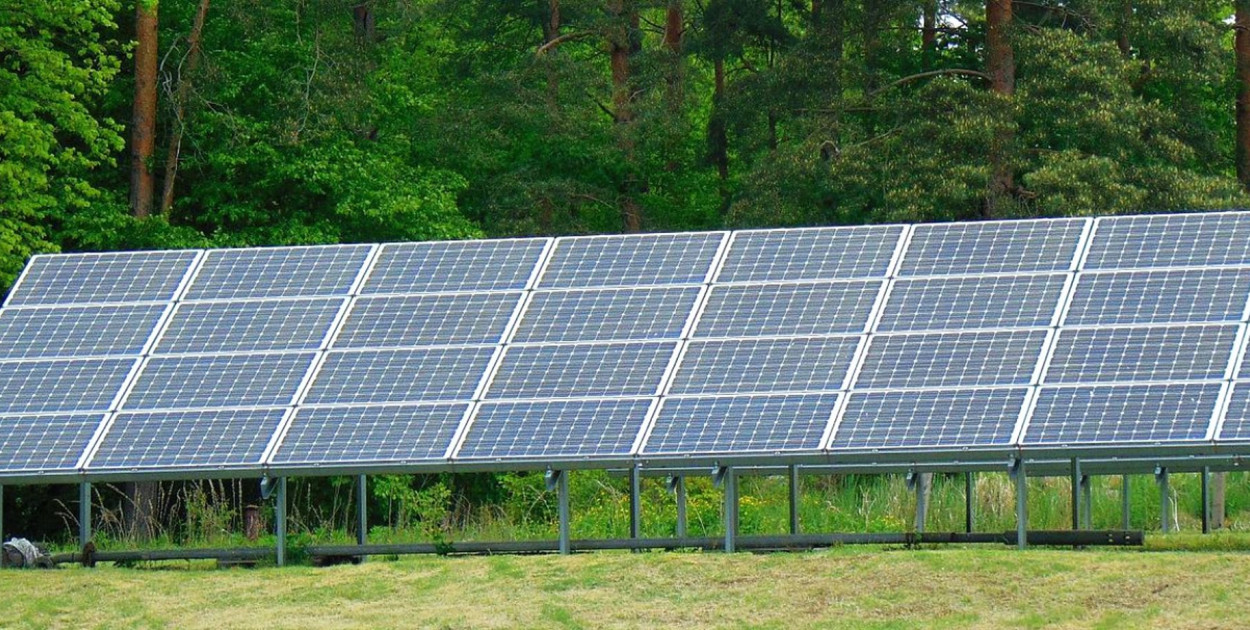 Fot. Krzysztof Cedro: Panele słoneczne cieszą się coraz większym zainteresowaniem. Tutaj na placU przy Zespole Gospodarki Wędkarsko Rybackiej w Grzmięcy. Energia pozyskiwana jest na własne potrzeby 