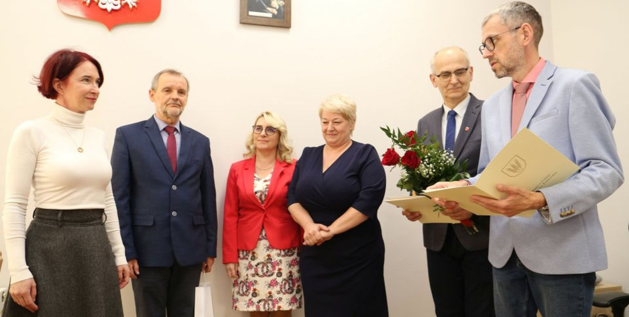 Fot. UMiG Jabłonowo Pomorskie: Uroczystego wręczenia nominacji na stanowisko Dyrektora Szkoły Podstawowej w Płowężu - Pani Annie Kochańskiej-Bayer, wręczył Burmistrz Miasta i Gminy Jabłonowo Pomorskie Przemysław Górski