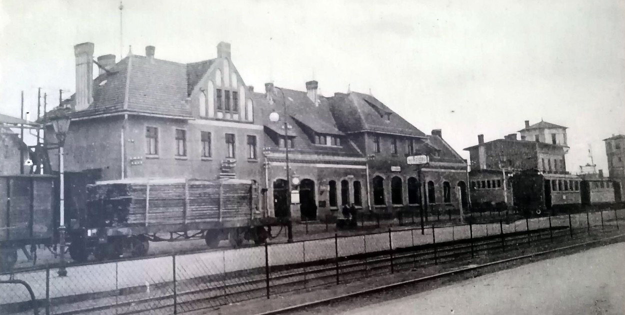 Zdjęcie ze zbiorów Marcina Perlińskiego. Dworzec Brodnica w roku ok. 1910-18.