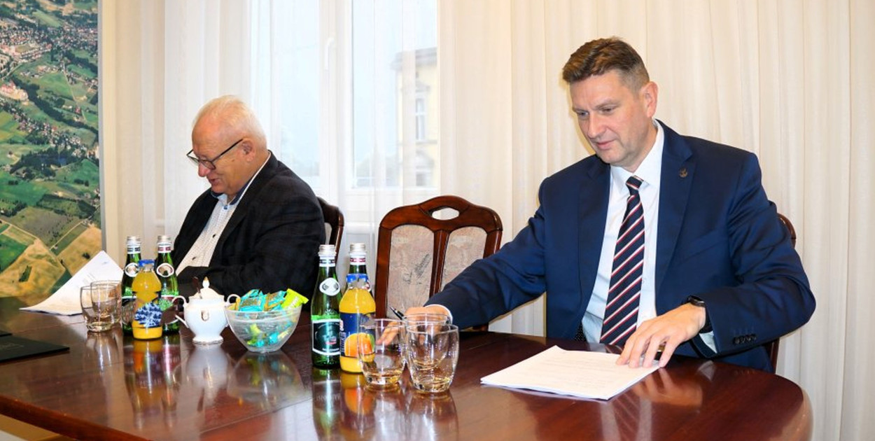 Fot. UM Brodnica. Umowę z prezesem PDB podpisał zastępca burmistrza Krzysztof Hekert