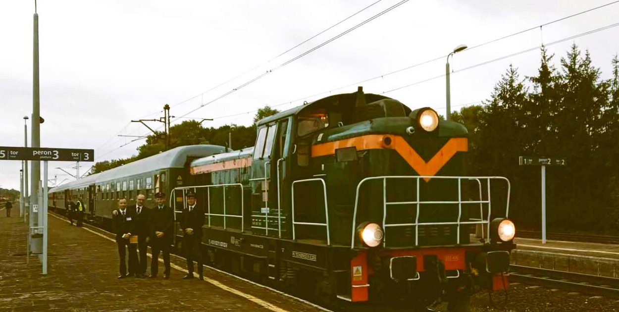 Fot. KPRSTP: Na zdjęciu pociąg, który przejedzie 28 stycznia przez Brodnicę. Przed lokomotywą drużyna w historycznych strojach – na stacji w Maksymilianowie.