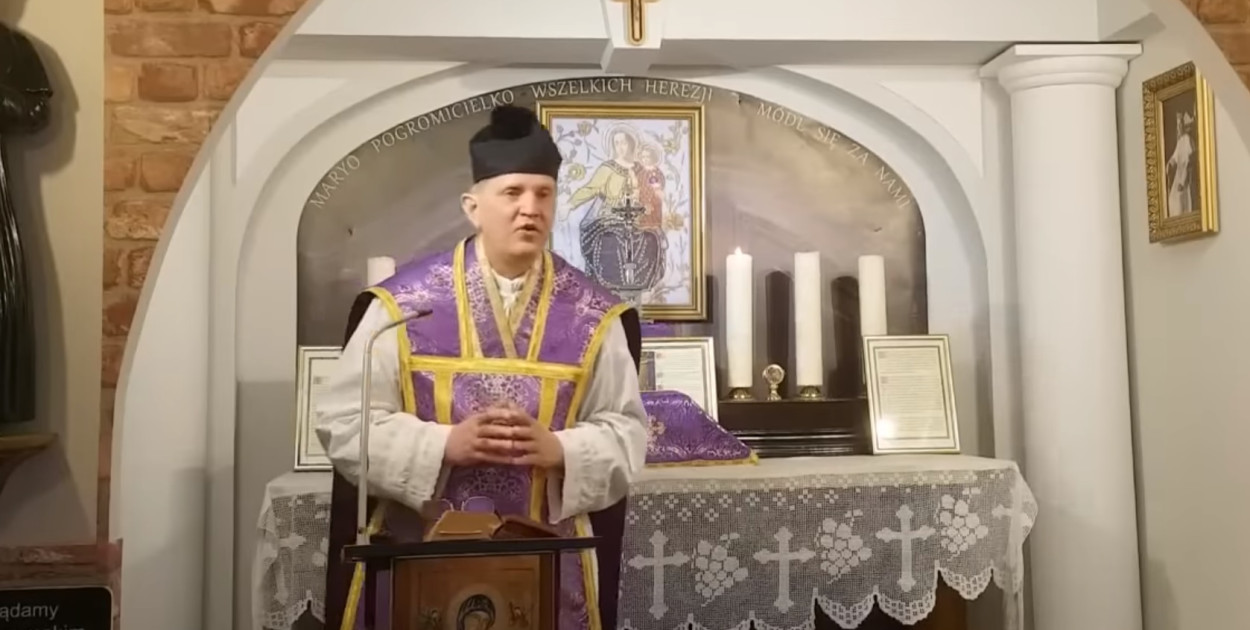 Ks. Michał Woźnicki w trakcie odprawiania mszy. Fot. screen Youtube
