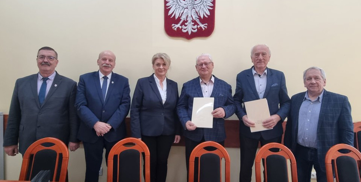 Na zdjęciu od lewej: wicestarosta Stanisław Kosakowski, starosta brodnicki Piotr Boiński, skarbnik powiatu Marzanna Fettke, prezes Zarządu PDB Brodnica Jan Kopiczyński, dyrektor Zarządu Dróg Powiatowych Czesław Głowacki oraz przewodniczący Rady Powiatu Roman Pytlasiński / fot. P.Majchrzak 