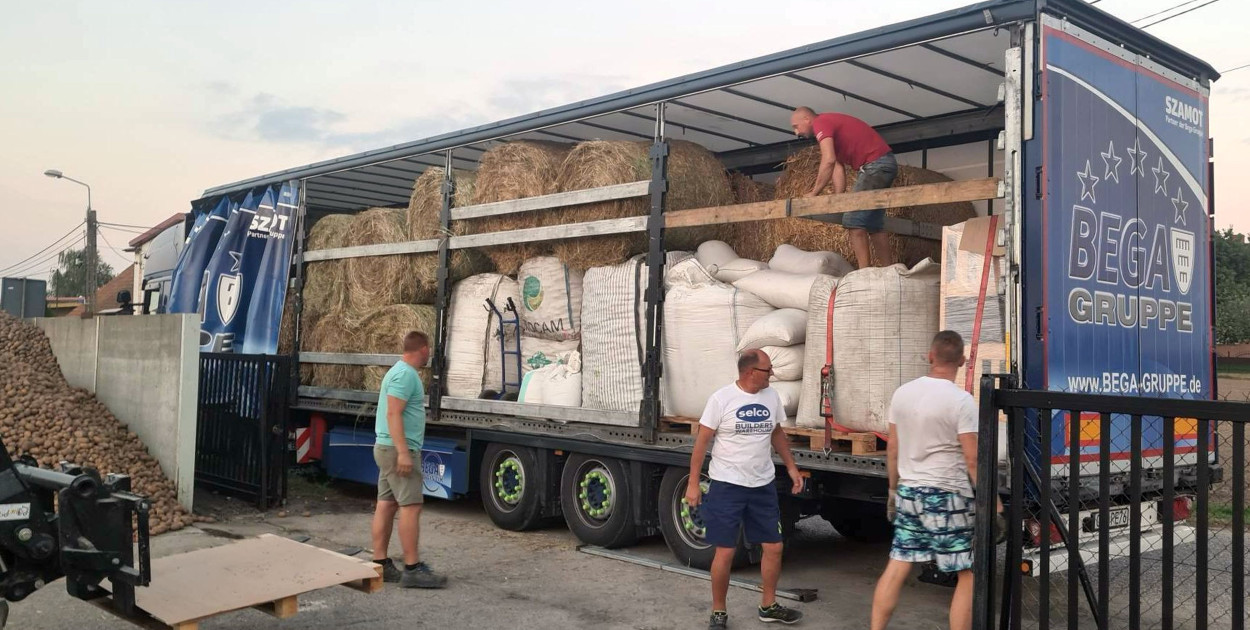 Fot. SKPPRB2024: Podczas ładowania tira płodami rolnymi