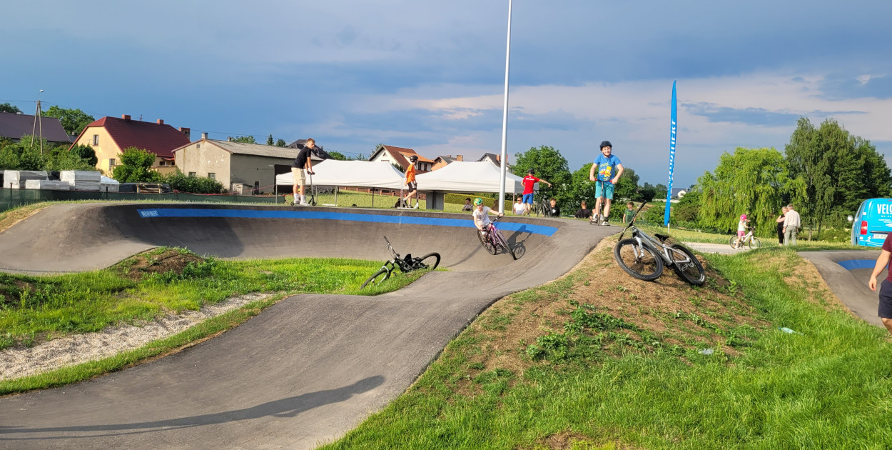 Na dużo większy pumptrack w Brzoziu miłośnicy sportów ekstremalnych przyjeżdżają nawet z ościennych powiatów