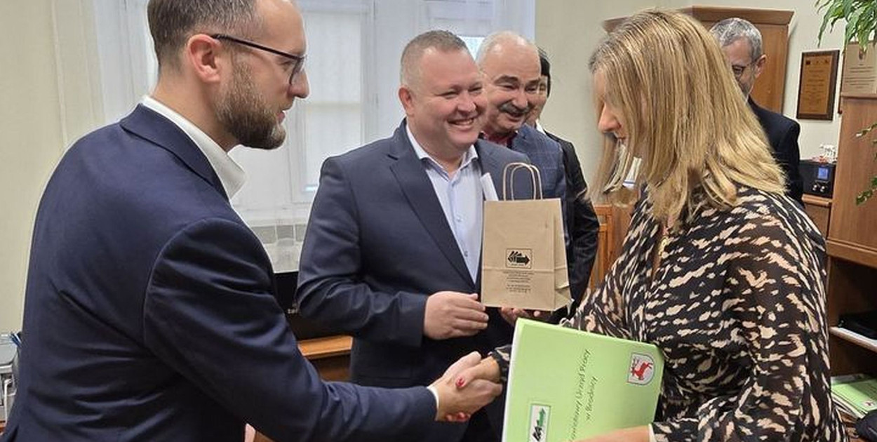 Umowę na doposażenie nowego stanowiska pracy odbiera Anna Sipak-Olszewska, przedstawicielka Anmed sp. z o. o. Gratuluje starosta Paweł Szramka, obok wicestarosta Arkadiusz Orłowski /fot. Starostwo Powiatowe w Brodnicy/