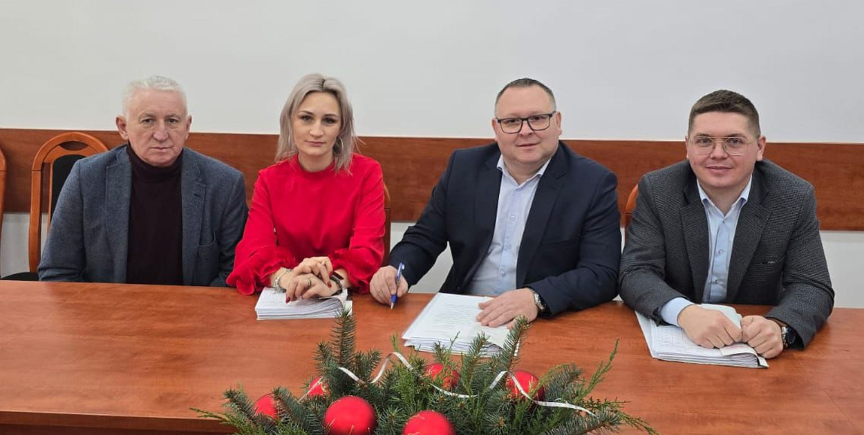 Główni koorydynatorzy Społecznego Komitetu Pomocy Powodzianom Regionu Brodnickiego 2024, od lewej: Dariusz Cichacki, Natalia Stachera, wicestarosta brodnicki Arkadiusz Orłowski, Kamil Suchocki