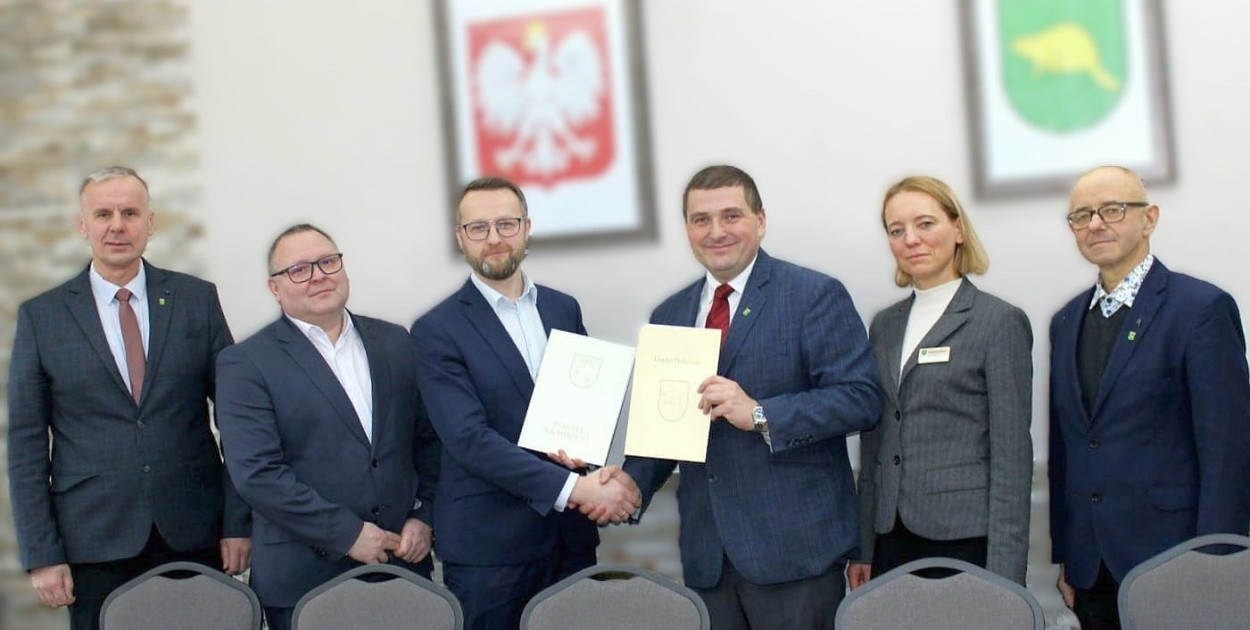 Umowy podpisali przedstawiciele władz Powiatu Brodnickiego i Gminy Bobrowo /fot. UG Bobrowo/ 