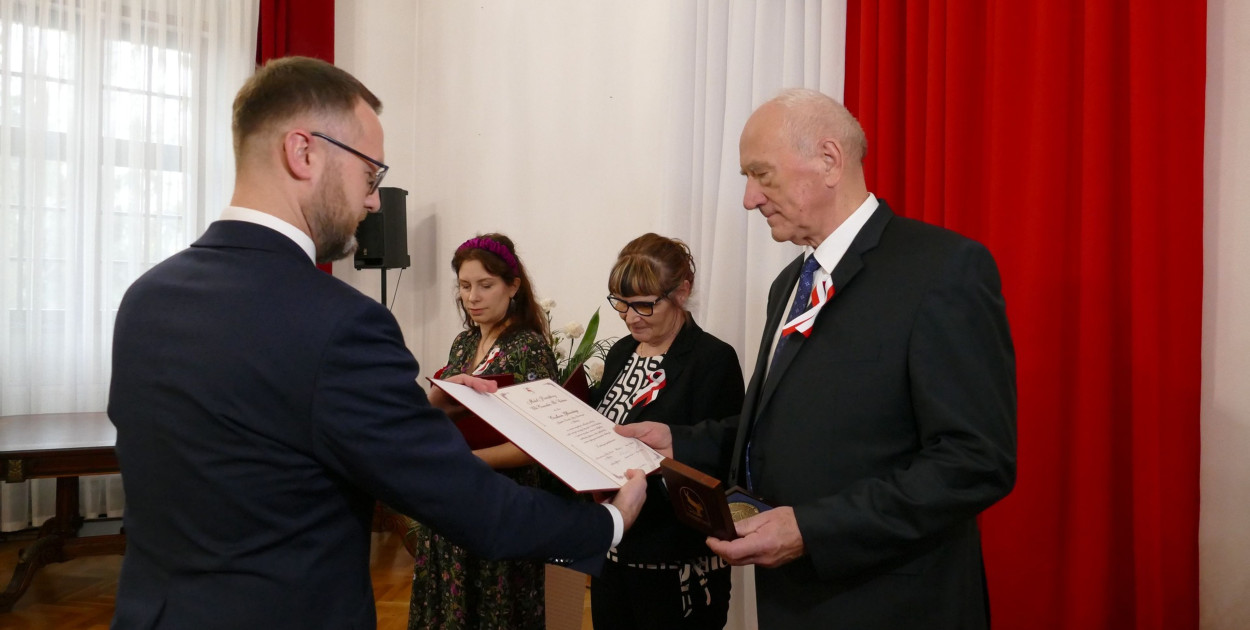 Fot. Powiat Brodnicki: W styczniu Czesław Głowacki (z prawej) otrzymał wyróżnienie z rąk starosty Pawła Szramki.