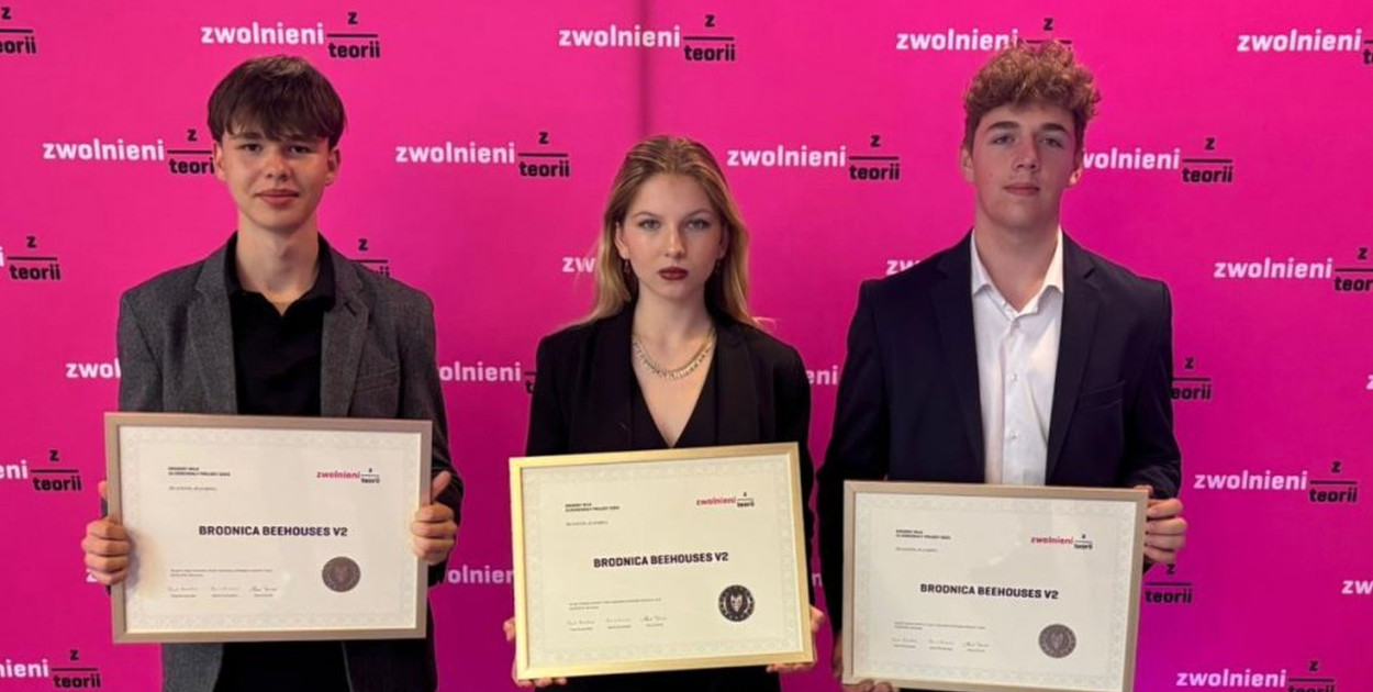 Uczniowie CKZiU - Zuzanna Czupryńska, Jędrzej Pisarek i Mateusz Brzeziński - zrealizowali wyjątkowy projekt społeczny „Brodnica Beehouses v2” w ramach Ogólnopolskiej Olimpiady „Zwolnieni z Teorii/ fot. CKZiU