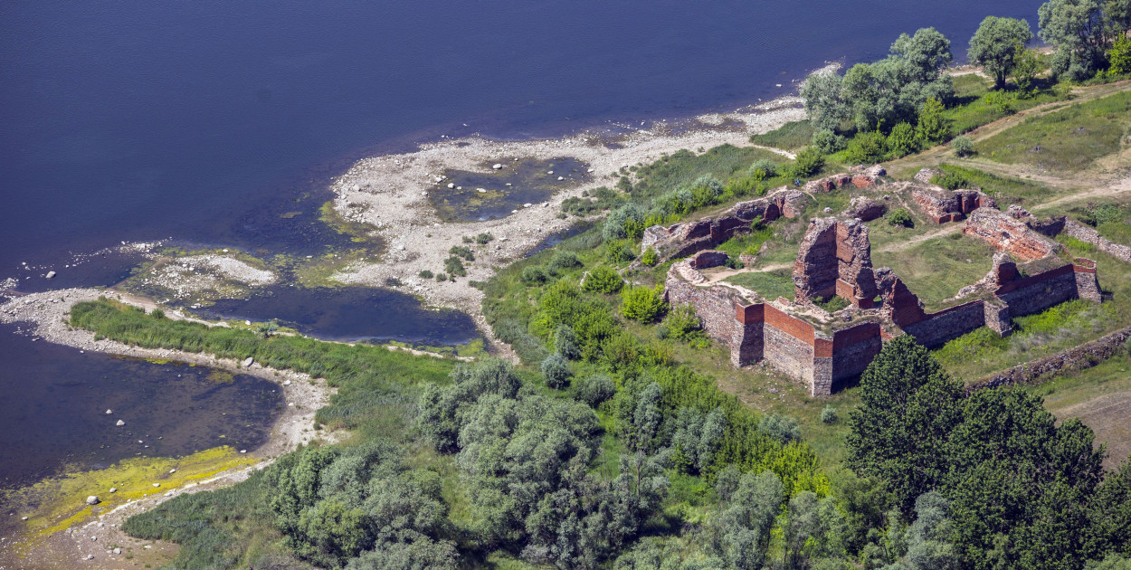 Ruiny zamku obronnego w Bobrownikach, fot. Daniel Pach