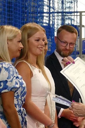 Świadectwa, nagrody i róże w I LO w Brodnicy-29310468