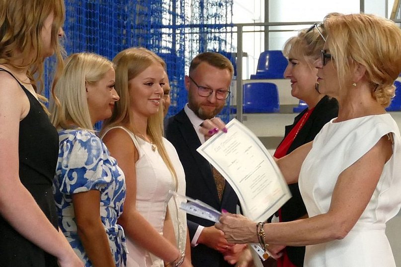 Świadectwa, nagrody i róże w I LO w Brodnicy