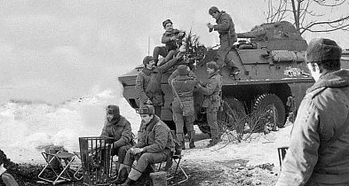 Opowieść wigilijna 1981. Stan wojenny, żołnierze na drodze-26635995