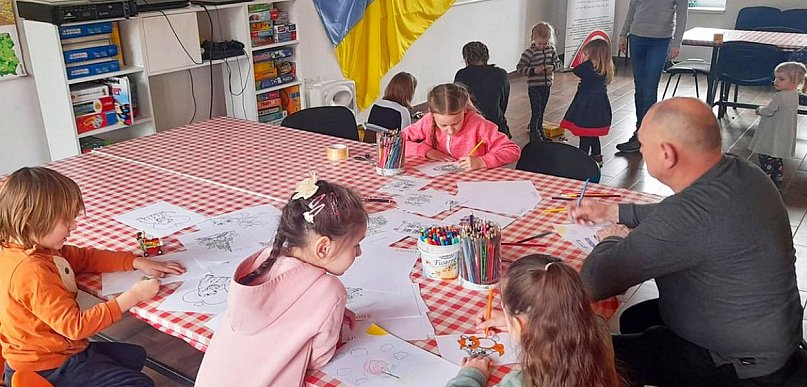 Ukraińskie dzieci bawią się razem z polskimi, a rodzice rozmawiają przy kawie