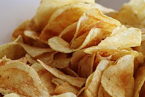 Podatek tłuszczowy uderzy w przekąski? Posłowie pokazują projekt-29318366