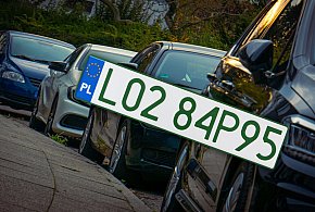 Tablice z zielonymi napisami na kolejnych autach. Nie chodzi o "elektryki"-29318436