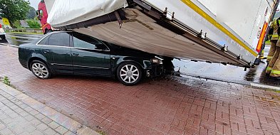 Brodnica i okolice. Przyczepa wywróciła się na auto osobowe