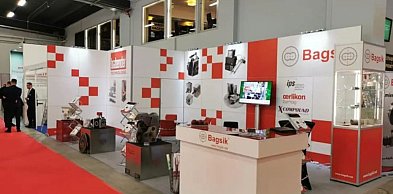 Jak przemyślany wybór ścianek reklamowych wpływa na odbiór firmy?