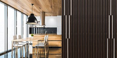 Panele lamelowe w kuchni – design, który przyciąga uwagę?