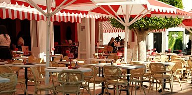 Jak wybrać wytrzymałe parasole gastronomiczne do ogródka letniego?