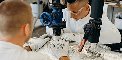 Kto może zrobić kurs montera izolacji przemysłowych i jak zacząć pracę w tej branż