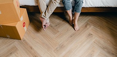 Jak dopasować drewniane listwy do podłogi i ściany?