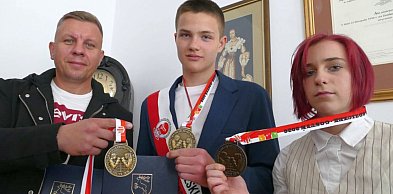 Starostowie wyróżnili młodych czempionów boksu - medalistów mistrzostw Polski