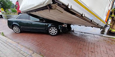 Brodnica i okolice. Przyczepa wywróciła się na auto osobowe