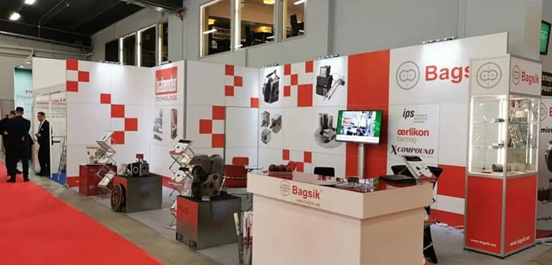 Jak przemyślany wybór ścianek reklamowych wpływa na odbiór firmy?