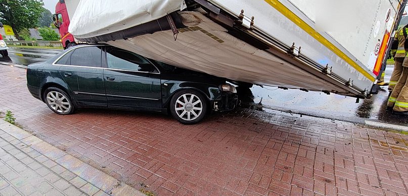 Brodnica i okolice. Przyczepa wywróciła się na auto osobowe