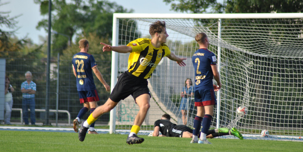 Maciej Tuptyński, który chwilę wcześniej zameldował się na boisku, cieszy się po zdobyciu bramki na 2:0. Fot. Paweł Kędzia