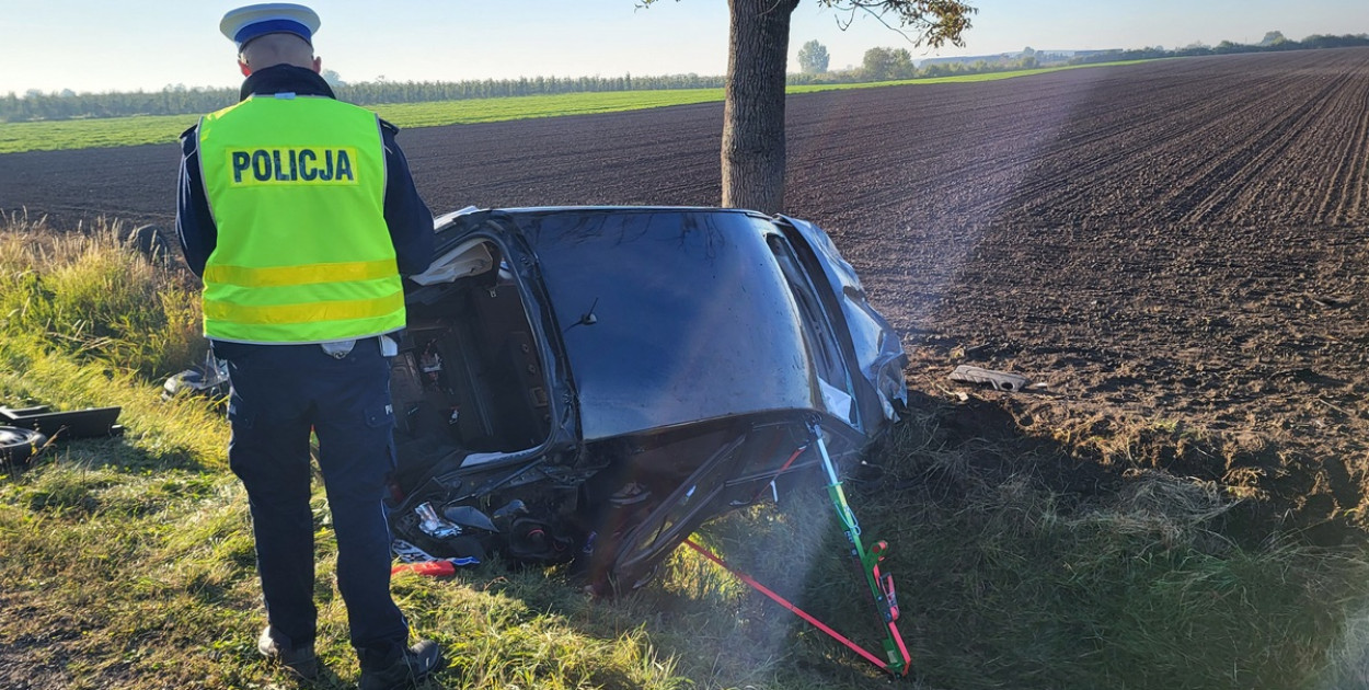Osobowy opel, którym podróżowali Brazylijczycy, rozbił się na drzewie w Płowcach, DK62. Fot. KPP Radziejów 