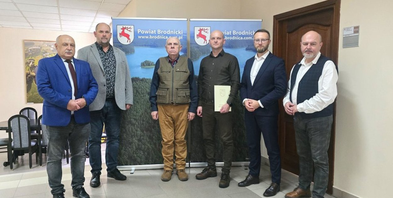 Na górnym zdjęciu od lewej: Mirosław Kozioł, Arkadiusz Gościnny, Lech Sadowski, Robert Melkowski - nowy komendant SSR, starosta brodnicki Paweł Szramka i Radosław Koj – naczelnik Wydziału Środowiska Starostwa Powiatowego w Brodnicy / fot. P. Majchrzak