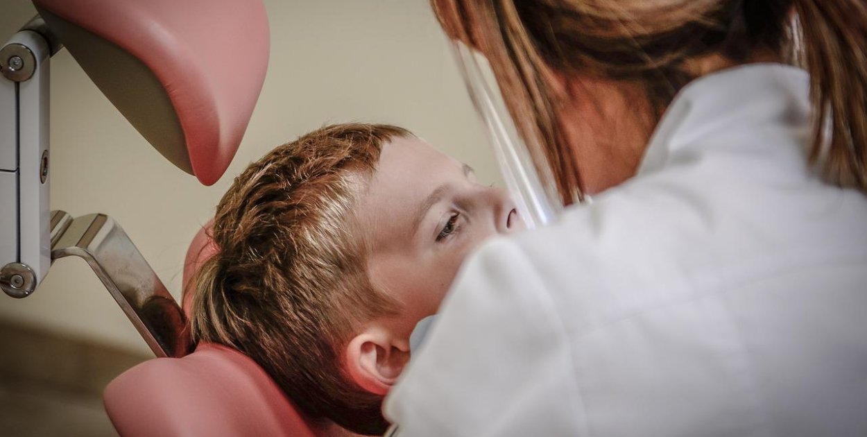 Czym różni się leczenie objawowe od kompleksowego podejścia do zdrowia jamy ustnej