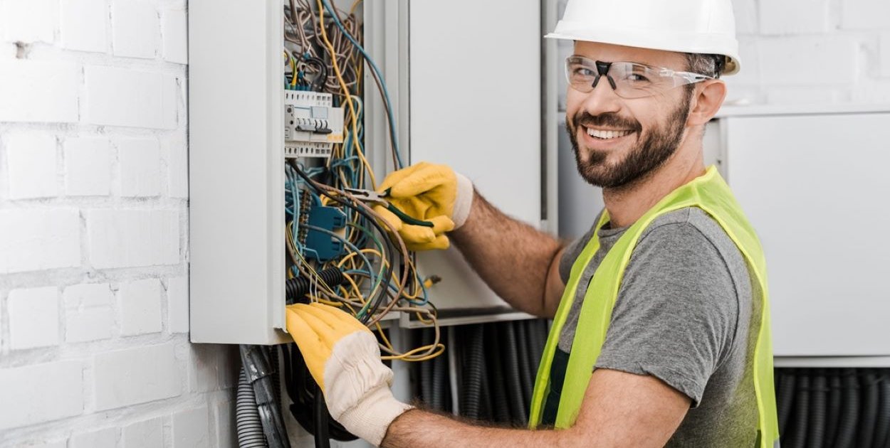 Jak zdobyć zawód elektryka, pracując na pełny etat