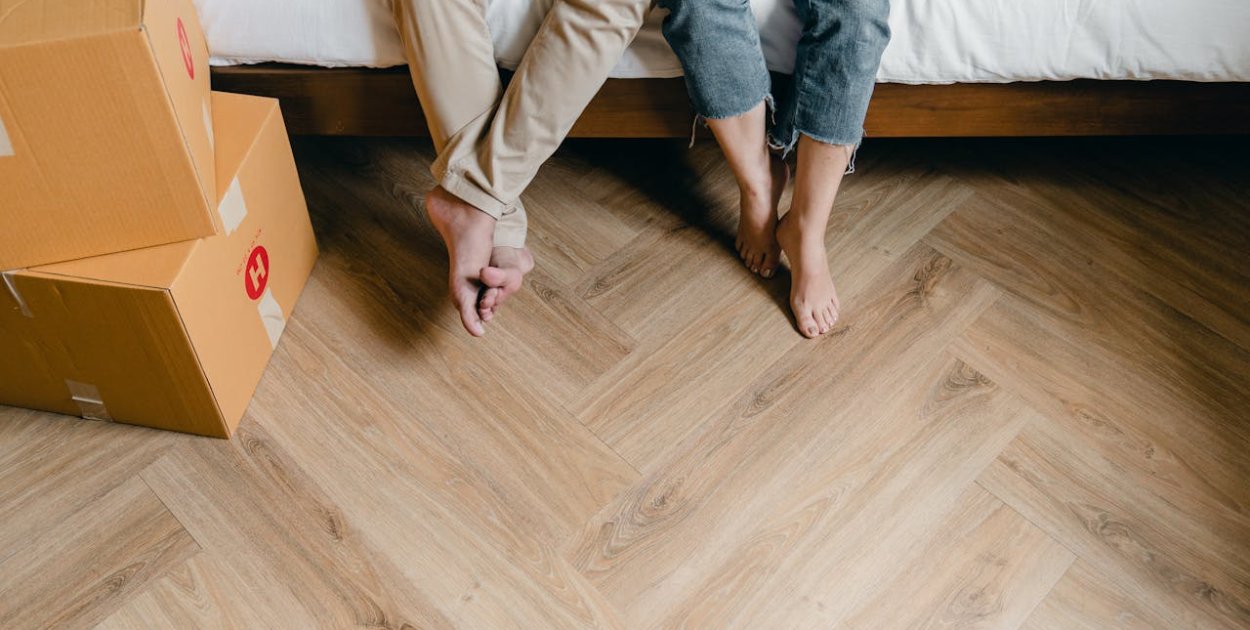 Jak dopasować drewniane listwy do podłogi i ściany?